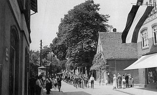 Christlicher Umzug in unruhigen Zeiten. 1933 marschieren die Mitglieder des CVJM nach dem Gottesdienst durch Oerlinghausen. Rechts ist die Buchhandlung Blume zu sehen. - Repros: Horst Biere / Quelle: Sammlung Oberschelp