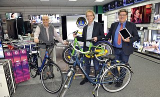 Gewinnchancen: Hans-Dieter Brüggemann (v.l.), Florian Ohmes und Rainer Döring zeigen einige der Hauptpreise der Weihnachtstombola des Lions Clubs Löhne. - Sandra C. Siegemund