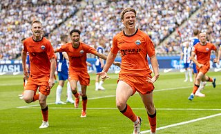 SCP-Abwehrchef Felix Götze (vorne) feiert seinen 1:0-Treffer. Mit ihm jubeln die drei anderen Neuzugänge (hinten v. l.) Tjark Scheller, Santiago Castaneda und Sven Michel. - dpa