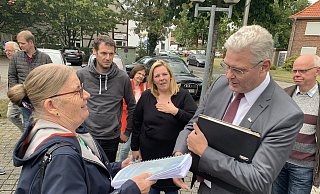 Liste mit Gewicht: Brigitte Heihoff überreicht Delbrücks Bürgermeister Werner Peitz knapp 1.300 neue Unterschrfiten gegen die Teilrodung am Pastorsbusch. - Jens Reddeker