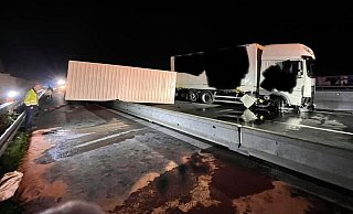 Nach dem Unfall musste die A 30 gesperrt werden. - Feuerwehr Löhne