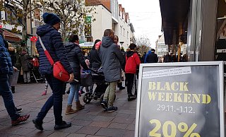 Die Paderborner Innenstadt erwies sich am Wochenende nicht nur wegen der Rabatte als Besuchermagnet. - Viktoria Bartsch