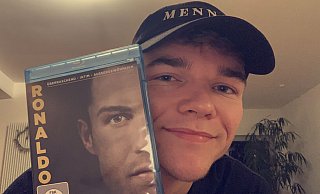 Finn Jaster, 21-jähriger Stürmer des Fußball-Westfalenligisten VfL Theesen, steht auf das Biografie-Video von Cristiano Ronaldo. - Nicole Bentrup