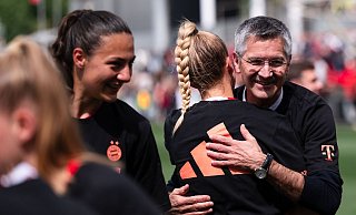 Bayern Münchens Präsident Herbert Hainer umarmt Giulia Gwinn nach dem Gewinn der deutschen Meisterschaft. - Marius Becker/dpa