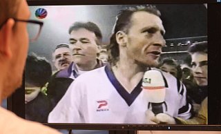 In der TV-Übertragung des UEFA-Cup-Spiels zwischen Karlsruhe und Valencia war auch der damals zwölf Jahre alte Lukas Kwasniok (rechts) kurzzeitig im Bild, als KSC-Akteur Wolfgang Rolff nach Schlusspfiff interviewt wurde. - Frank Beineke