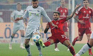 Der Düsseldorfer Matthias Zimmermann (r.) und der Paderborner Filip Bilbija kämpfen um den Ball. - Roland Weihrauch/dpa