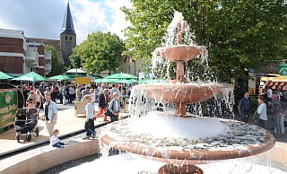 Am Tag des Bierbrunnens verwandelt sich der Lübbecker Marktplatz in einen großen Biergarten. - Joern Spreen-Ledebur