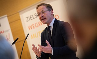 Daniel Sieveke spricht zu den CDU-Mitgliedern im Liborianum. - Niklas Tüns