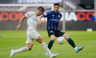 Raphael Obermair (r.), hier im Testspiel gegen Bochum, überzeugte in der Vorbereitung als Außenbahnspieler mit viel Offensivdrang. - Besim Mazhiqi