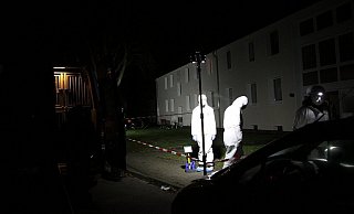 Ermittler der Spurensicherung vor dem Mehrfamilienhaus. Hier wurde das schwer verletzte Opfer gefunden. - Stefan Boscher