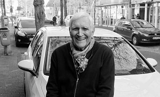So kannten ihn viele: Fröhlich, herzlich, mit einem VW Golf. Tassilo Hardung im Mai diesen Jahres in der Strengerstraße in Gütersloh. - Privat