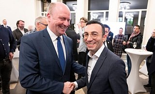 CDU-Kandidat Uwe Becker (l) und Mike Josef von der SPD gehen in Frankfurt in die Stichwahl. - Boris Roessler/dpa