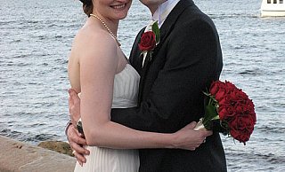 Zu seiner Hochzeit präsentiert sich Golo Ahlenstiehl im Frack, seine Braut Chantelle trägt ein weichfallendes weißes Kleid und eine weiße Rose im Haar. - FOTO: PRIVAT