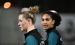 Neu im Kreise des Nationalteams: Alara Sehitler (l) und Cora Zicai - Marijan Murat/dpa
