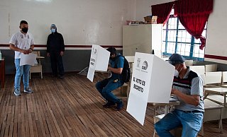Wähler geben am 7. Februar bei der Präsidentenwahl ihre Stimme in einem Wahllokal in Quito ab. - Foto: Juan Diego Montegro/dpa/Archivbild