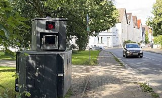 Das Bielefelder Ordnungsamt stellt seine mobilen Blitzer im gesamten Stadtgebiet auf. - Symbolfoto: Paul Brinkmann