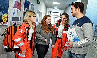 Judith Schauder, Ann-Sofie Riesner, Lea-Sophie Manowski und Thomas Büscher (v. l.) im Berufskolleg Bethel. - Barbara Franke