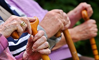 Wenn das Leben nicht mehr so leicht von der Hand geht: Es gibt mittlerweile viele Hilfs-, Pflege- und Unterstützungsangebote für Senioren. Aber es ist nicht einfach, sich in den Paragraphen zurecht zu finden. Neutrale Beratung ist gut und wichtig. - DPA