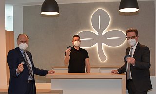 Landrat Christoph Rüther (v.l.) , Sebastian Wesseler vom Bürgerservice Salzkotten und Bürgermeister Ulrich Berger präsentieren die Schlüsselanhänger. - Kreis Paderborn