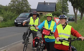 Hier endet der Radweg: Helmut Stickdorn (v.l.), Ulrich Flachmann und Jürgen Wehmeier vom ADFC stehen an der Häger Straße. - Dirk Windmöller