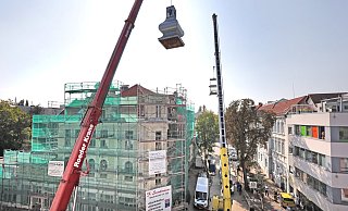 Zwei Autokräne waren im Einsatz - einer für das Türmchen und einer für die Gondel der Zimmerleute. - Frank-Michael Kiel-Steinkamp