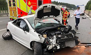 Der Peugeot wurde schwer demoliert und musste abgeschleppt werden. - Foto: Polizei