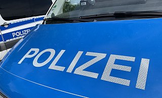Die Polizei sperrte die Autobahnabfahrt für kurze Zeit, um den Lkw wieder aufzurichten. - Jens Reddeker