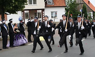 Das Strahlen von Königin Vanessa Feischen-Knipping ließ beim Festumzug des Schützenvereins Nörde die fehlenden Sonnenstrahlen glatt vergessen. - Annette Etzel