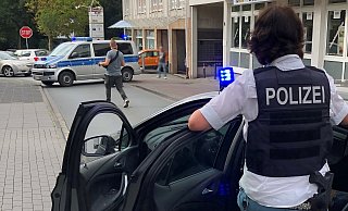 Gegen 17 Uhr sperrten die Einsatzkräfte den Querweg ab, griffen zu und nahmen die fünf Tatverdächtigen zeitgleich fest - Polizei Paderborn