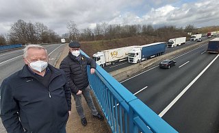 Georg Heidemann (links) und Bodo Meier blicken auf die A30. Hinter ihnen ist die Siedlung in Ahle, die vom Verkehrslärm schwer geplagt ist. - Florian Weyand