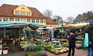 Wochenmärkte - wie hier auf dem Siegfriedplatz - sind gerade in Corona-Zeiten eine beliebte Möglichkeit, unter freiem Himmel einzukaufen.  - BARBARA FRANKE
