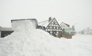 Schneemassen türmen sich auf den Straßen im Lübbecker Land. - Joern Spreen-Ledebur