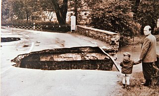 Die Heinrichsflut sorgte 1965 für Tote und immense Schäden. Auch die alte Almebrücke in Graffeln in Wewelsburg wurde vollständig zerstört und wurde später durch einen Neubau ersetzt. - Archiv