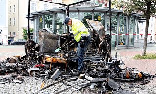 Der Brandexperte Edgar Aust sucht im zerstörten Imbisswagen nach Spuren. Rechts liegt der Stromgenerator. - Jens Reichenbach
