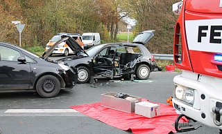 Bei einem der schweren Unfälle wurden auf der Kaunitzer Straße im November 2015 drei Menschen verletzt. - Archivfoto: Feuerwehr Delbrück