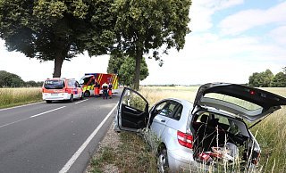 Beim Unfall auf der Diebrocker Straße wurde der Fahrer nur leicht verletzt. - Frank-Michael Kiel-Steinkamp
