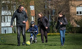 Sie haben in Bielefeld mehr Auslauf als die Verwandten in Italien: Gianni Cuccaro, Sohn Niklas auf dem Fahrrad, Ehefrau Anna und Sohn Daniel (von links). - Andreas Zob