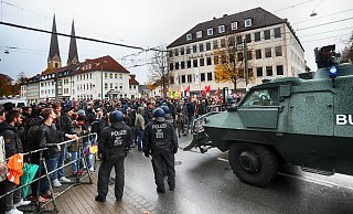 Die Polizei stand den Gegendemonstranten mit martialischen Fahrzeugen gegenüber - hier mit einem panzerähnlichen Räumfahrzeug. - Sarah Jonek