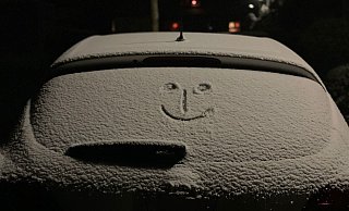 Wer bei Schnee und Eis mit so einer Heckscheibe losfährt, hat nicht genügend Überblick im Verkehr. Denn andere Verkehrsteilnehmer sind nicht nur vor der Frontscheibe unterwegs. - Jens Reichenbach