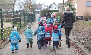 Kinder der Kita Hiddenhausen gehen in der Gemeinde spazieren. Hiddenhausen ist bei jungen Familien beliebt, Kitas und Grundschulen sind voll. Deswegen boomt auch das Programm "Jung kauft Alt" in Hiddenhausen. - Alexandra Golfinger