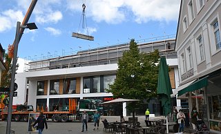 Während das Erdgeschoss schon weitgehend fertig und bezugsbereit ist, bestimmen Bauarbeiten in den Obergeschossen weiter das Bild. - Katharina Eisele