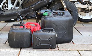 Ein Unbekannter hat jetzt Benzin in einem Verler Kanal entsorgt - die Polizei ermittelt. - Symbolfoto/picture alliance