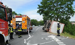 Verletzt: Bei einem Abbiegeunfall an der B7 wurde der Fahrer verletzt. Aus ungeklärten Gründen rutschte das Fahrzeug auf der Fahrt vom Paderborner Tor auf die B7 in Richtung Scherfede in den Straßengraben - Hübert Rösel