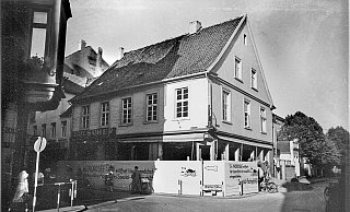 Bremen 134 Kilometer – so steht es auf dem Hinweisschild am Haus mit dem Bauzaun. - Georg Heese (Kommunalarchiv)