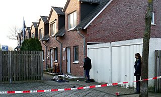 Polizeibeamte sichern Spuren auf einem Durchgang entlang von vier Wohnhäusern zwischen der Detmolder Straße und dem Max-Reger-Weg. - Ralph Meyer