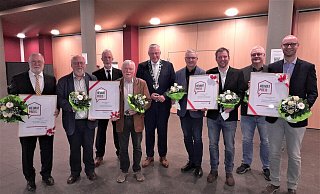 Bürgermeister Daniel Hartmann (Mitte) zusammen mit den Preisträgern aus Fürstenau, Brenkhausen, Ovenhausen und Lütmarsen. - Simone Flörke