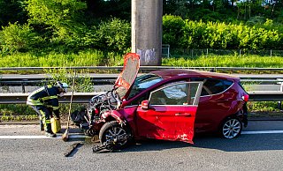 Dieses Auto blieb entgegen der Fahrtrichtung stehen. - Feuerwehr