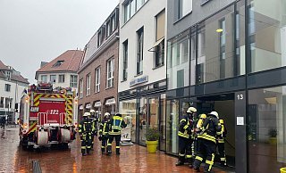 In der Tiefgarage am Gütersloher Kolbeplatz hat es am Donnerstagmittag gebrannt. Einer Autofahrerin waren Flammen in einem Schacht aufgefallen. Feuerwehr und Polizei rückten mit einem Großaufgebot aus. - Wolfgang Wotke