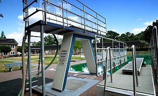 Darf das Drei-Meter-Sprungturm im Freibad Wiedenbrück genutzt werden oder nicht? Um diese Frage zu klären, soll es in Kürze tausend Sprünge vom Dreier geben. - Andreas Frücht