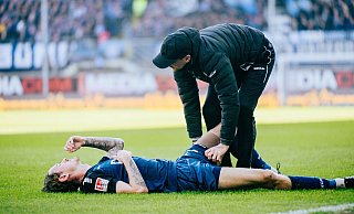 Calvin Brackelmann wird in dieser Saison wohl kein Spiel mehr für den SCP bestreiten. Hier wird er Jörg Liebeck, Leiter der medizinischen Abteilung beim SCP, behandelt. - Besim Mazhiqi